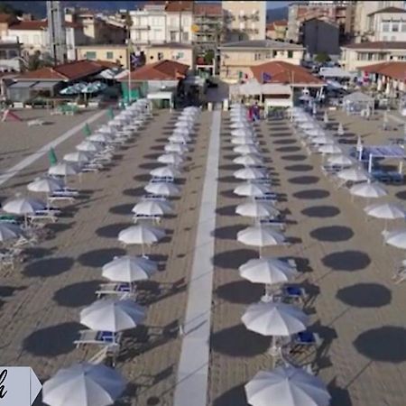 Front Beach Apartments 비아레지오 외부 사진