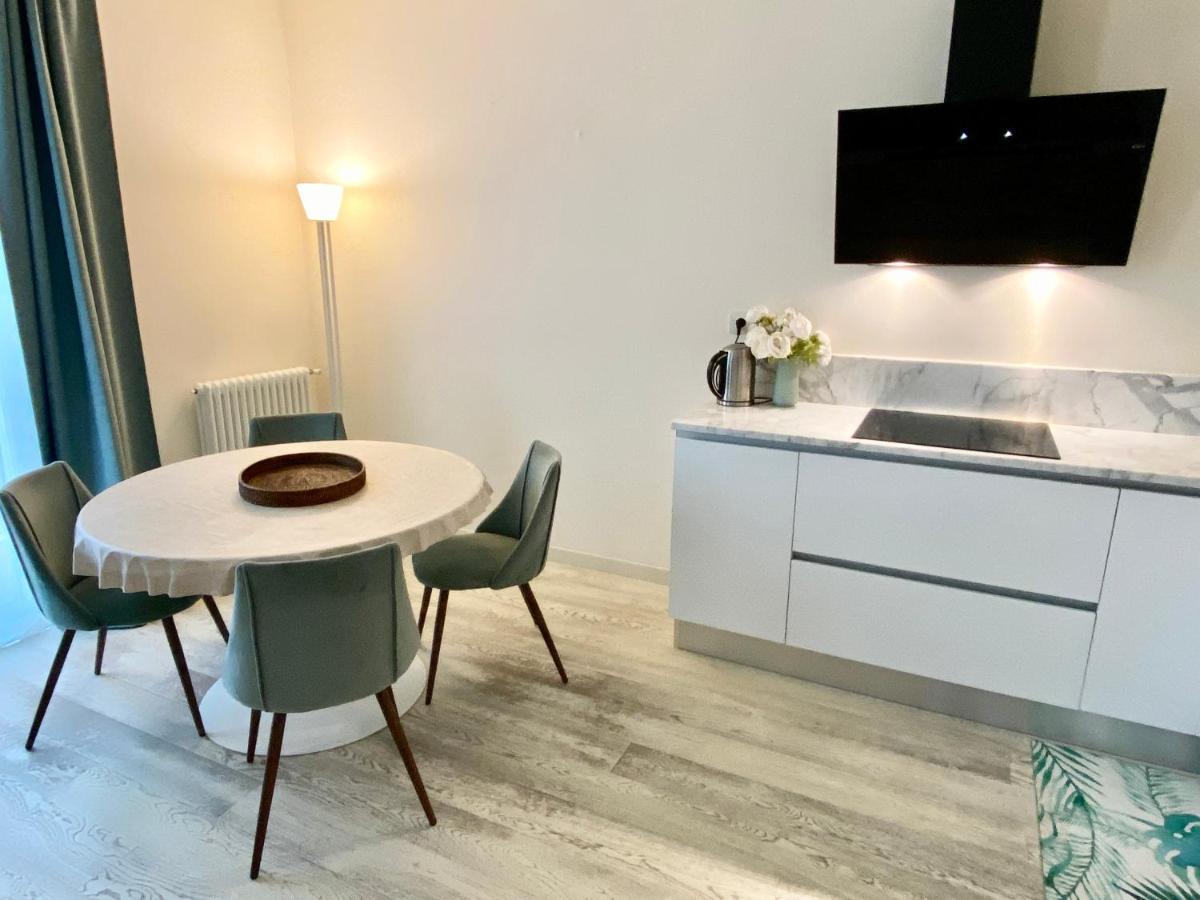 Front Beach Apartments 비아레지오 외부 사진
